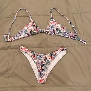 NEVER WORN dippin daisys bikini